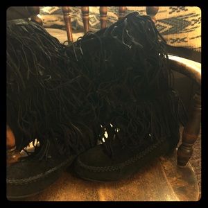 Black leather fringe boots size 6W